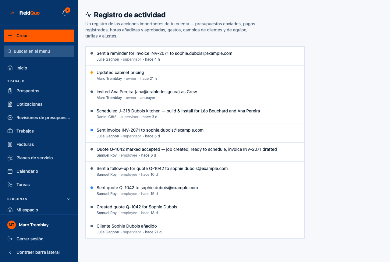 Configuración → Registro de actividad — la lista de entradas con un punto, la frase, y quién la hizo, su rol y cuándo.