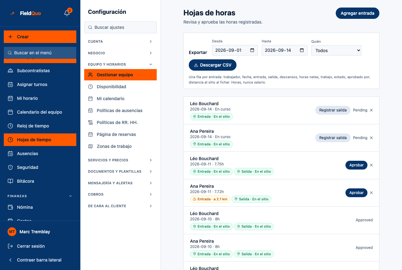 Hojas de horas — una fila por fichaje, las etiquetas de Entrada y Salida, un botón Aprobar en las filas pendientes y la leyenda de posición debajo.