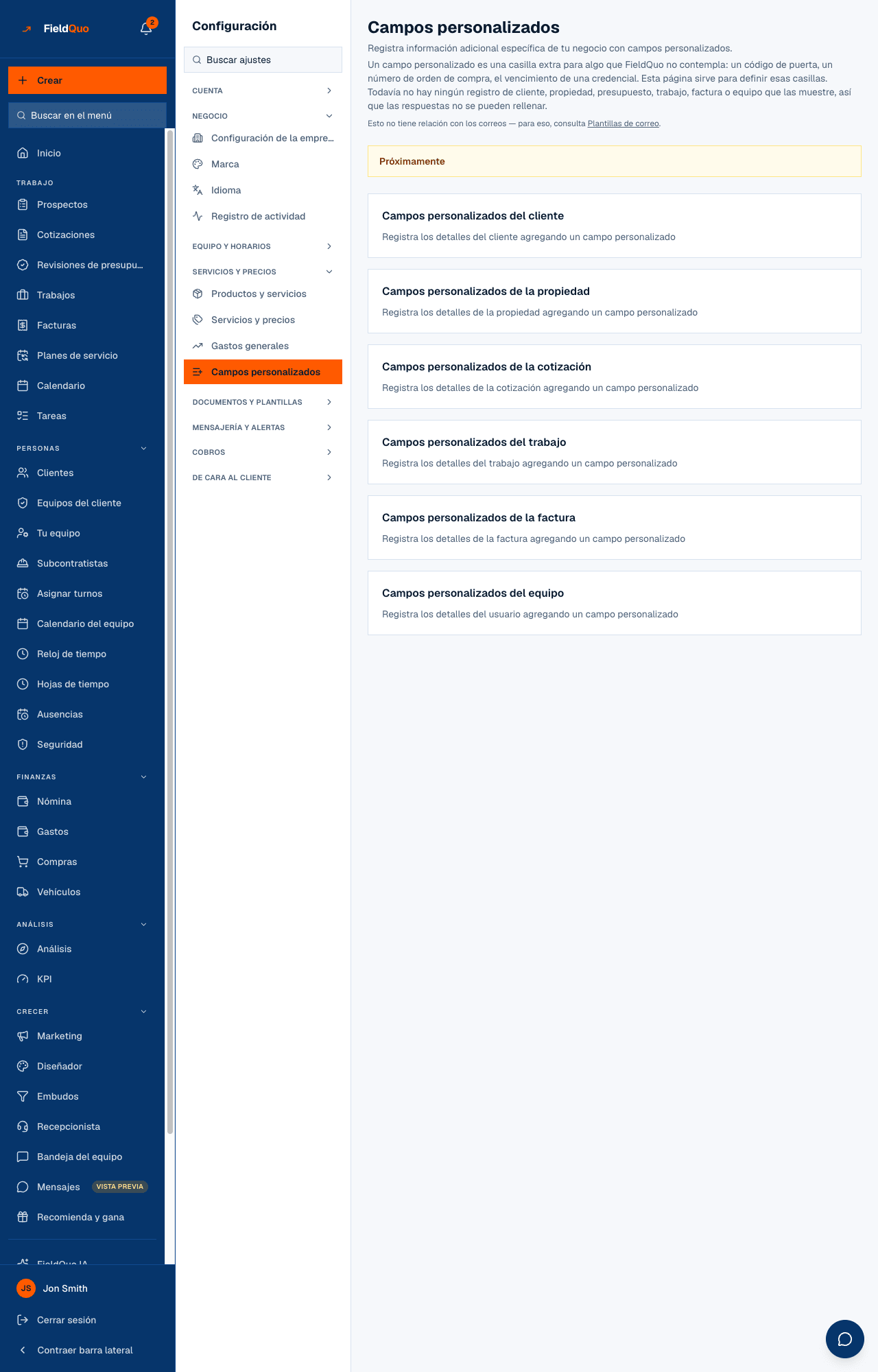 Configuración → Campos personalizados — el panel Próximamente, luego una sección por tipo de registro.