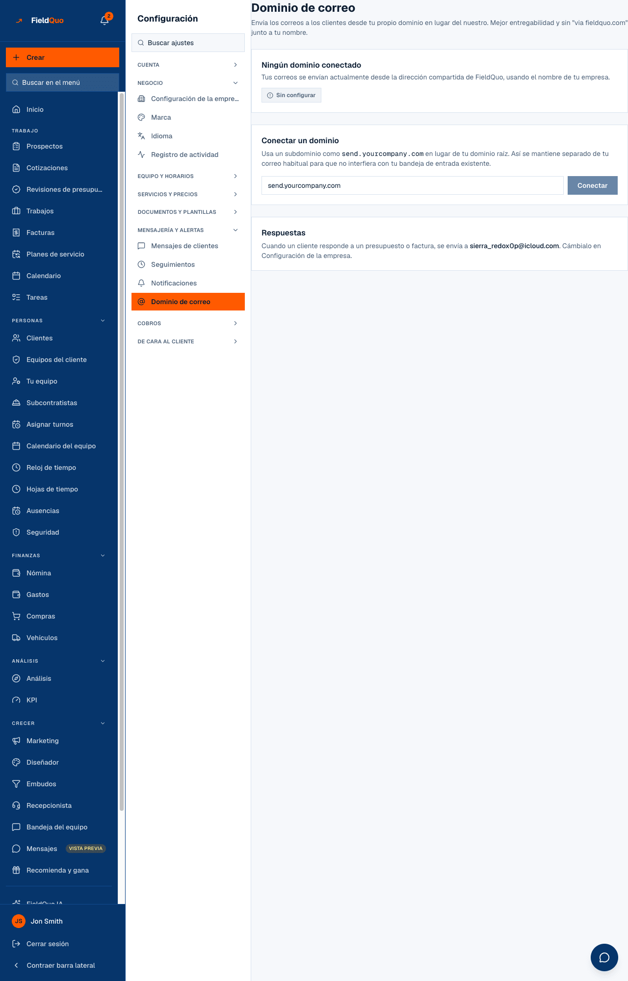 Configuración → Dominio de correo — el dominio con su estado, la dirección de envío y adónde van las respuestas.