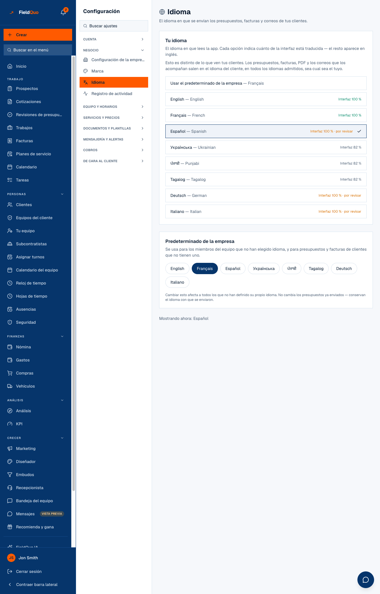 Configuración → Idioma — Tu idioma con la insignia de cobertura en cada fila, y las píldoras de Predeterminado de la empresa debajo.