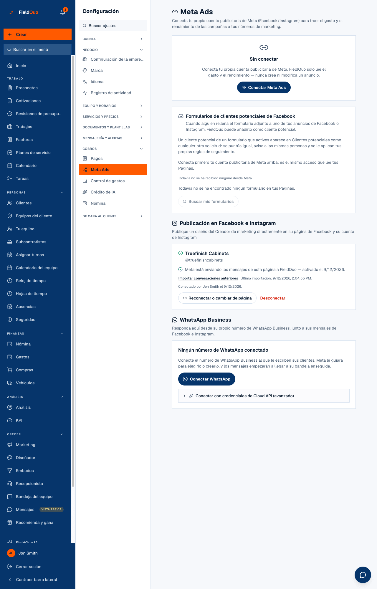 Configuración → Meta Ads — la cuenta publicitaria conectada con Sincronizar ahora, el panel Formularios de clientes potenciales de Facebook, y las tarjetas de publicación y WhatsApp.