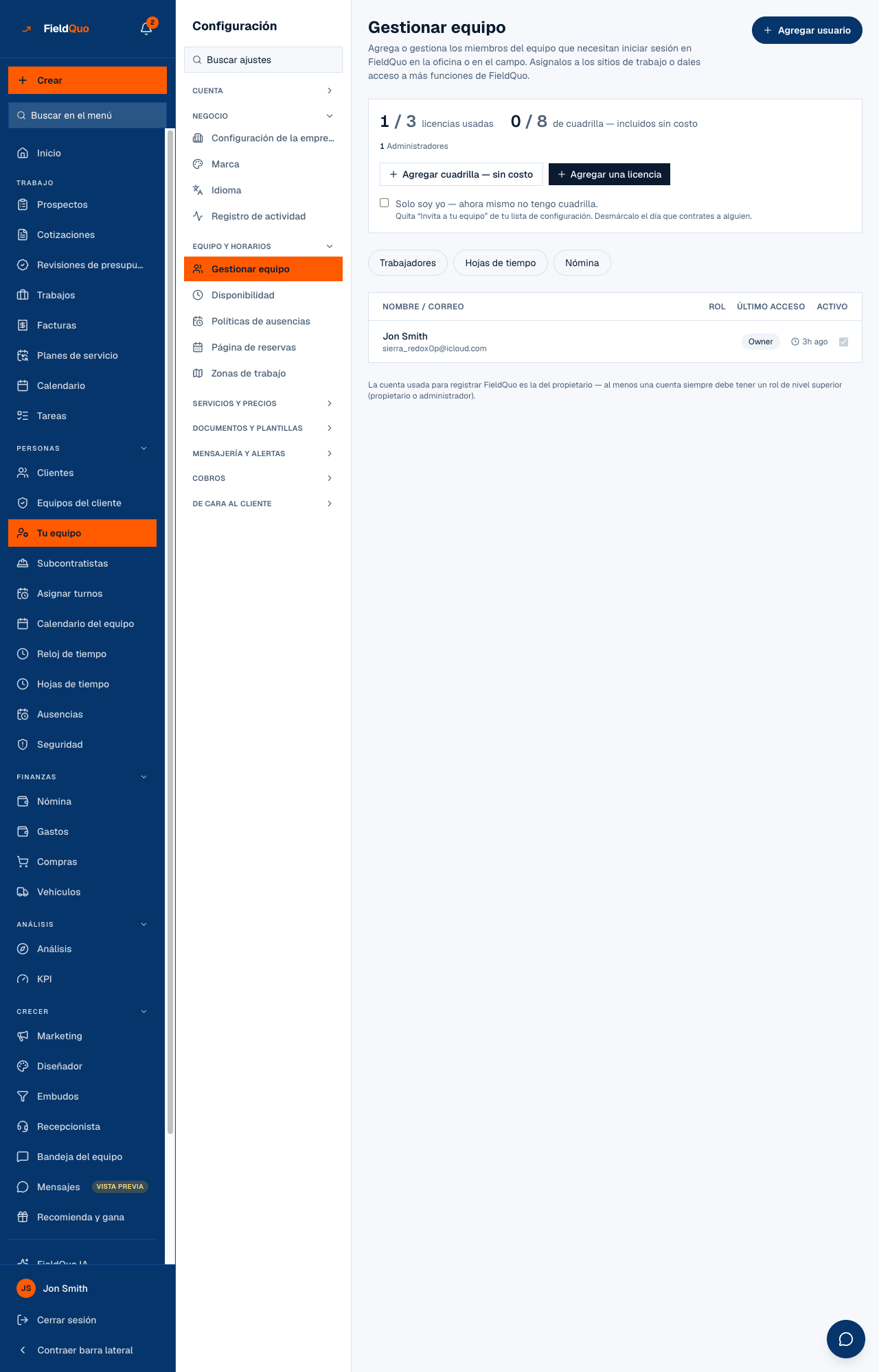 Configuración → Gestionar equipo — el panel de licencias, la lista con el rol de cada persona, y Agregar usuario.
