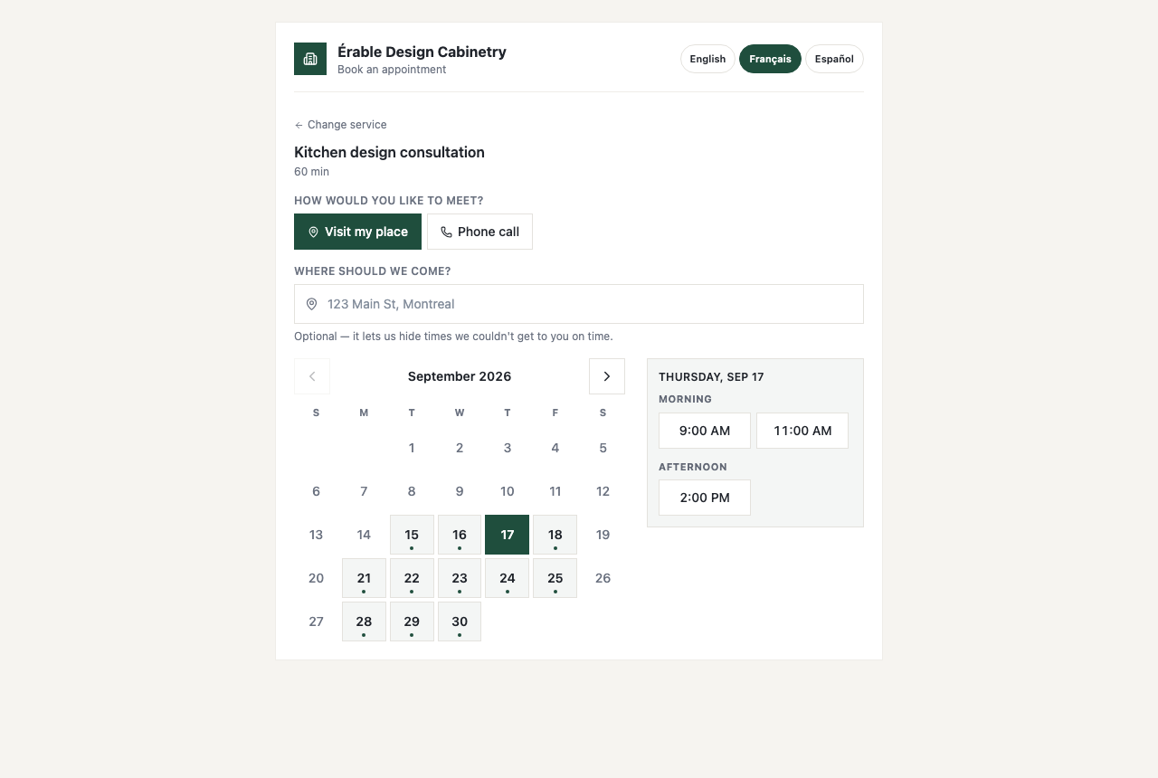 La page de rendez-vous telle qu'un client la voit — le logo de l'entreprise et Book an appointment, Change service, Kitchen design consultation · 60 min, How would you like to meet?, Where should we come?, et le calendrier avec les heures du matin et de l'après-midi d'une journée.