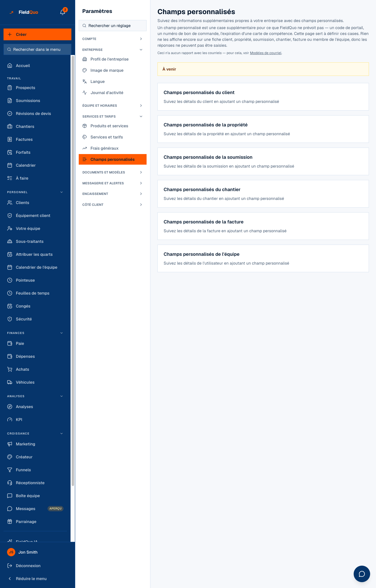 Paramètres → Champs personnalisés — le panneau À venir, puis une section par type de fiche.
